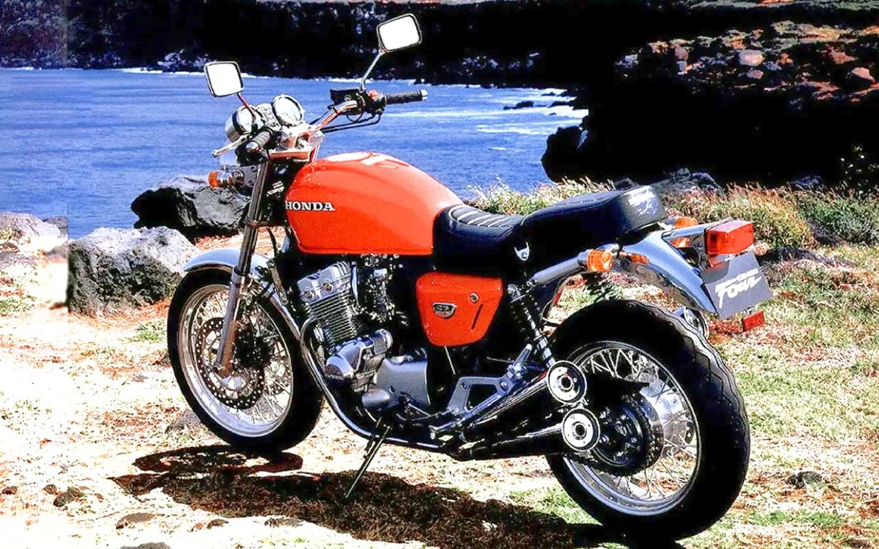 Honda a renoncé à de la puissance pour un sonsur cette 400 et lui a donné quatre échappements