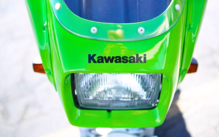 Kawasaki a vendu une moto de Grand Prix avec des clignotants