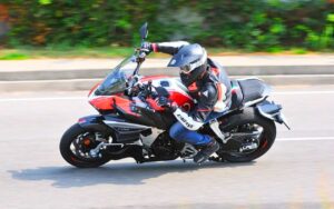 Les deux amortisseurs avant de cette moto sont montés à l’arrière