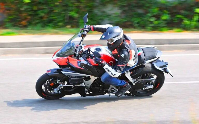 Les deux amortisseurs avant de cette moto sont montés à l&rsquo;arrière