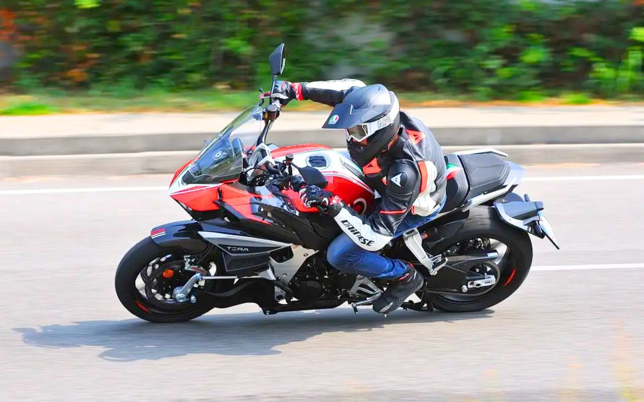 Les deux amortisseurs avant de cette moto sont montés à l'arrière