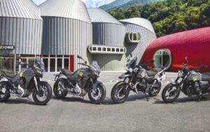 Moto Guzzi a peint quatre modèles aux couleurs de son usine rénovée