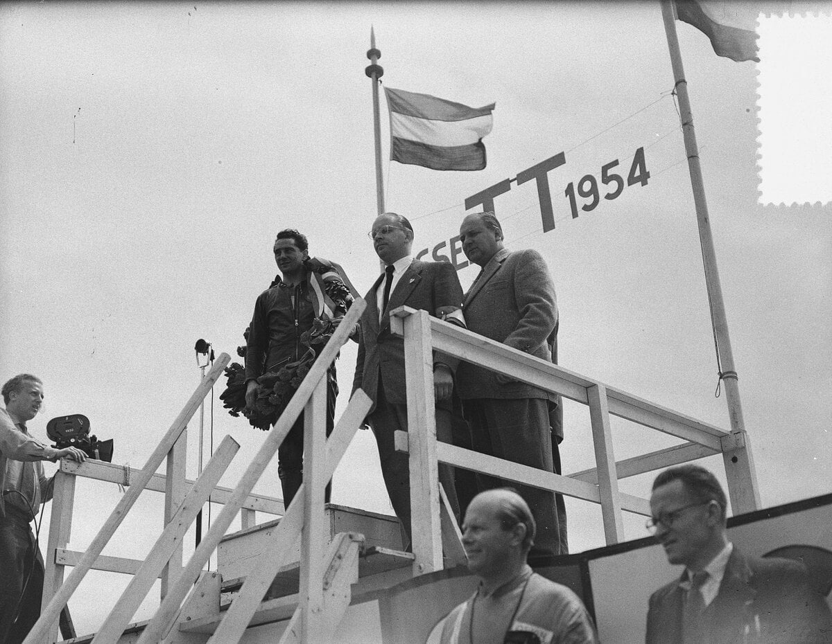 Le 10 juillet 1954 à Assen, Werner Haas, coéquipier de Hollaus chez NSU, fête sa victoire en 250. Le même jour, Hollaus remportait la course 125. (Photo Joop van Bilsen pour Anefo, CC0, via Wikimedia Commons)