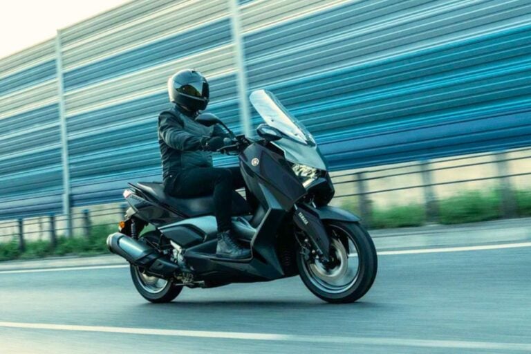 Yamaha XMAX 125 2025 : Le sport-scooter taille urbaine qui prend la route au sérieux