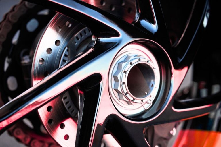 Avec la version RX de la Speed Triple, Triumph pousse l'ingénierie moto dans ses retranchements