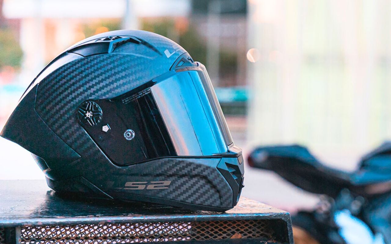 Cette visière moto LS2 change de teinte en 0,09 seconde sans batterie : les cristaux liquides alimentés par le soleil révolutionnent la protection