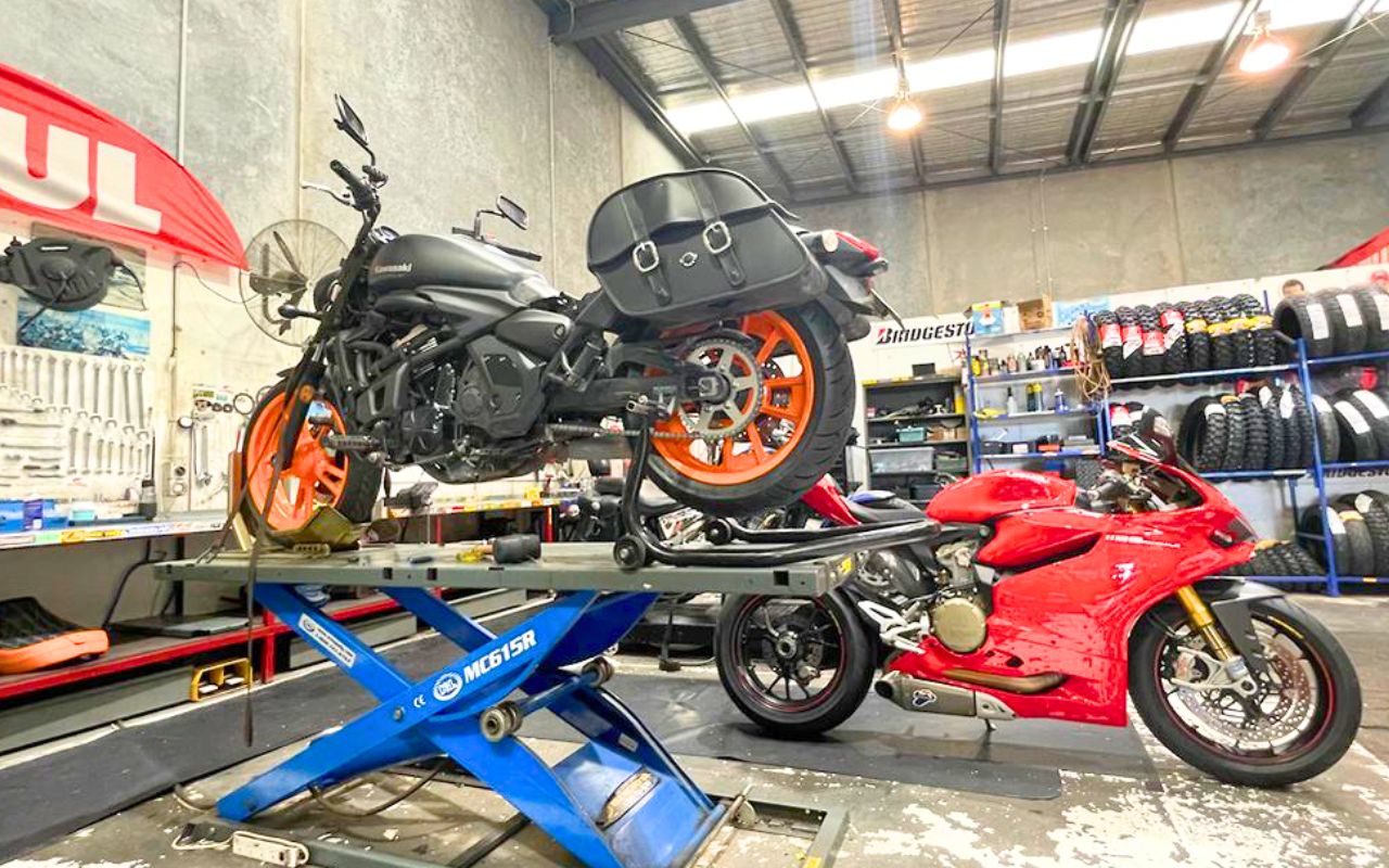 L'industrie moto divise les mécaniciens amateurs qui voient leurs gestes de réparation traditionnels devenir techniquement impossibles