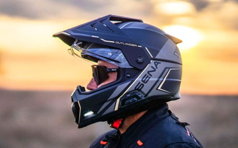 L'Outlander de Sena révolutionne l'adventure moto en combinant pour la première fois intercom Mesh et Wave avec éclairage LED intégré