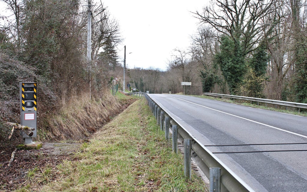 Radar automatique en bord de route en France, à l'image du déploiement des dispositifs de contrôle désormais étendus au bruit des motos (Source : Wikimedia Commons (radar automatique, Abrest), auteur Tabl-trai, licence CC BY-SA 4.0.)