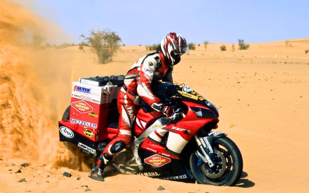 250 000 kilomètres sur une R1, avec une selle coupée en deux pour tout aménagement