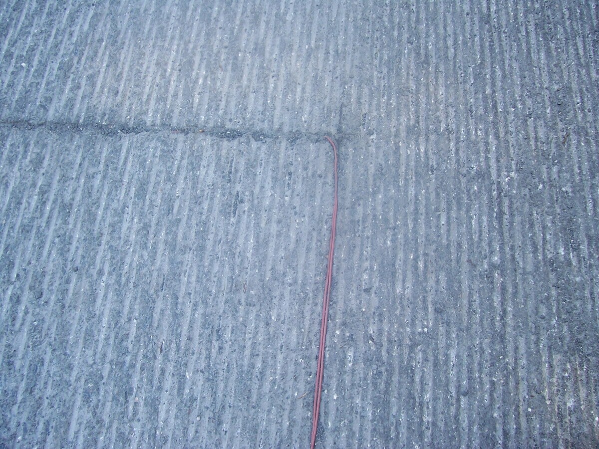 La saignée refermée dans l'enrobé trahit une boucle d'induction noyée dans la chaussée. (Photo Chatter, CC BY-SA 3.0, via Wikimedia Commons)