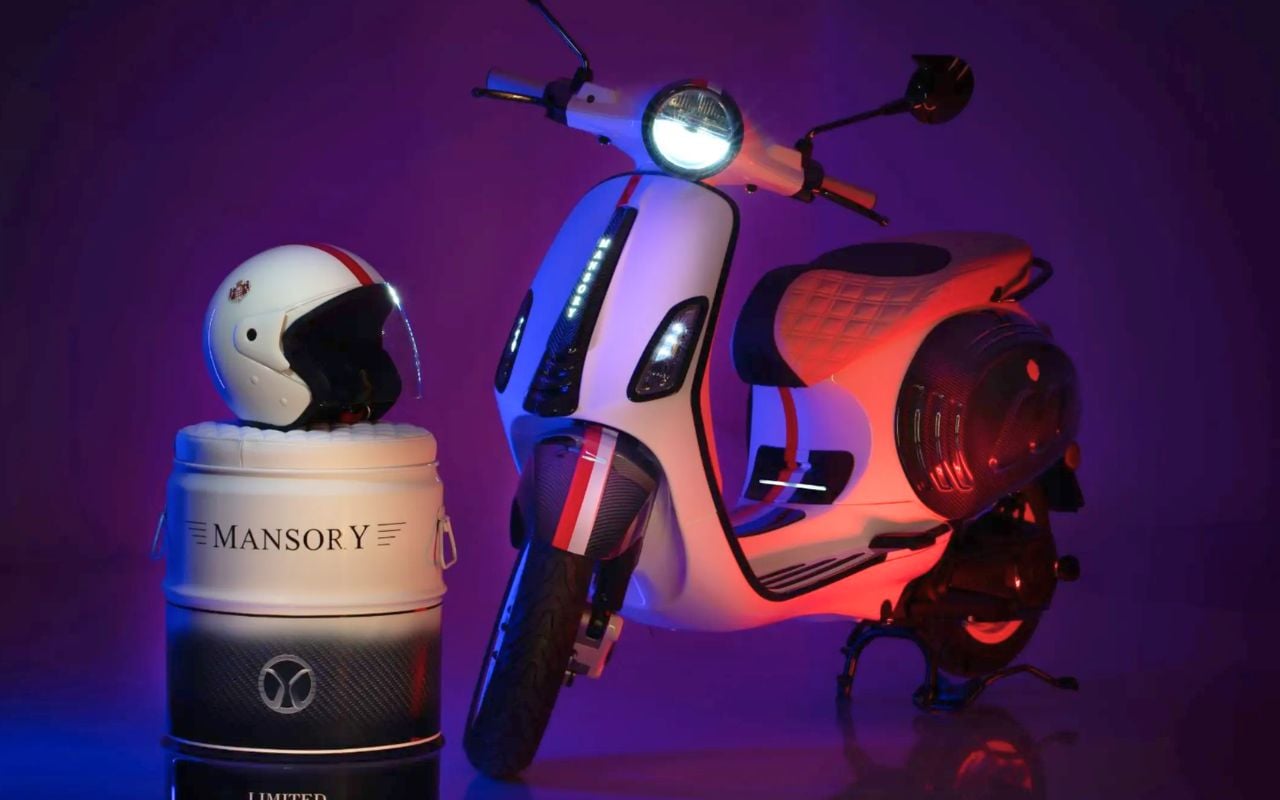 Ce préparateur de supercars a couvert une Vespa de carbone sans rien changer dessous