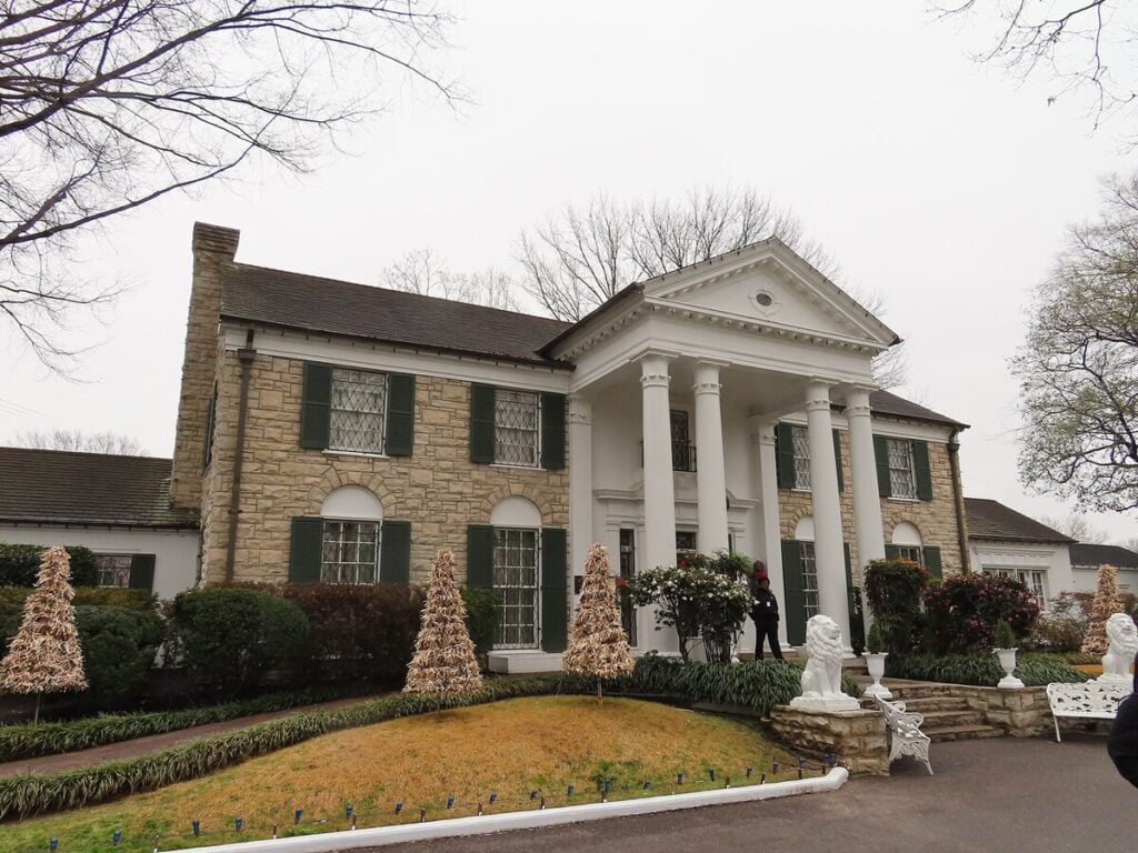 Graceland, la demeure d'Elvis à Memphis. La moto a appartenu au chanteur avant de rejoindre un musée automobile, où elle est restée exposée pendant des décennies. (Photo : Fallaner, CC BY-SA 4.0, via Wikimedia Commons)