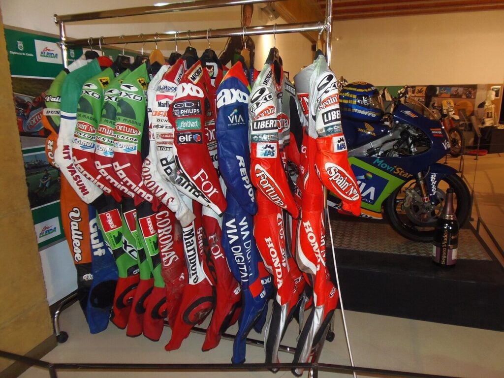 Longtemps, seule la combinaison en cuir, comme ces tenues de course, incarnait la vraie protection à moto. (Photo : Peprovira, CC BY-SA 4.0, via Wikimedia Commons)