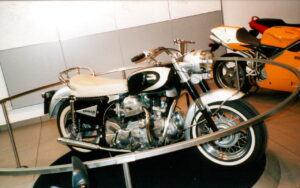 Ducati Apollo V4 1257 cm3 : 100 ch sur 270 kg, les pneus de l&rsquo;époque ne pouvaient pas encaisser, 2 prototypes construits puis abandonnés