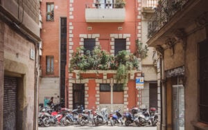 Pendant que la France chasse les motos des villes, cette métropole européenne construit tout pour elles