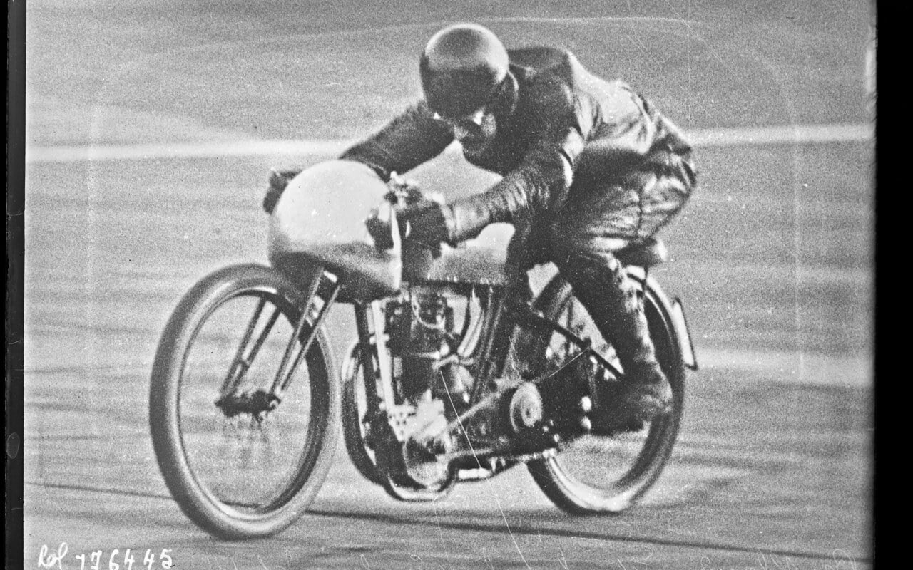 Virages relevés à 10 mètres et bâtis en neuf mois : Brooklands, premier circuit du monde et berceau des records à moto, effacé par la guerre en 1940
