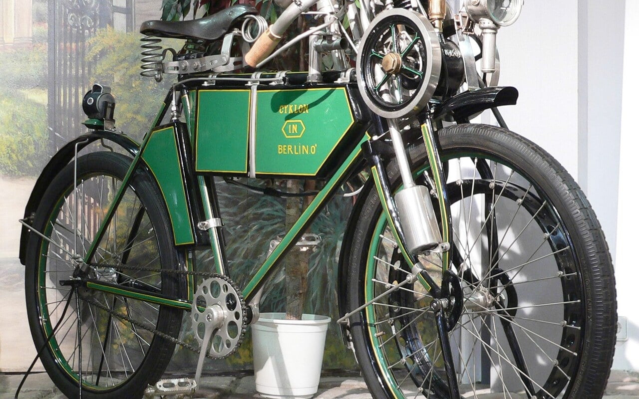 En 1900 à Paris, la moto a couru aux Jeux olympiques, puis le sport motorisé a été banni des Jeux pour toujours