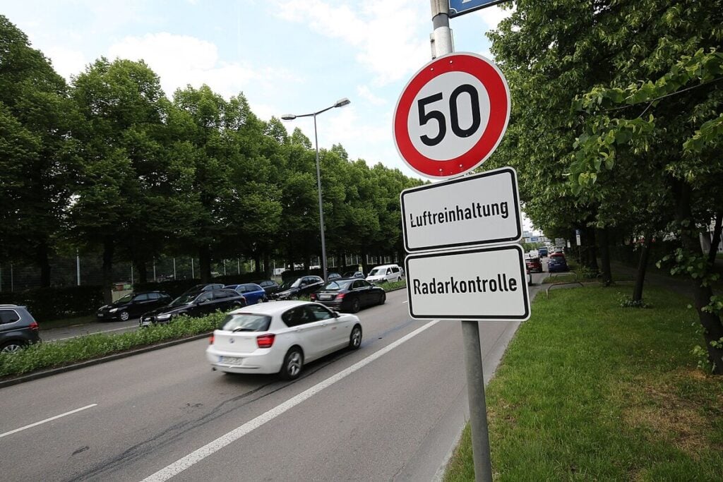 En ville, l'ISA s'appuie sur les panneaux de limitation de vitesse (ici un 50 km/h doublé d'un contrôle radar, en Allemagne) qu'il lit par caméra et cartographie. (Photo : Henning Schlottmann, CC BY-SA 4.0, via Wikimedia Commons)