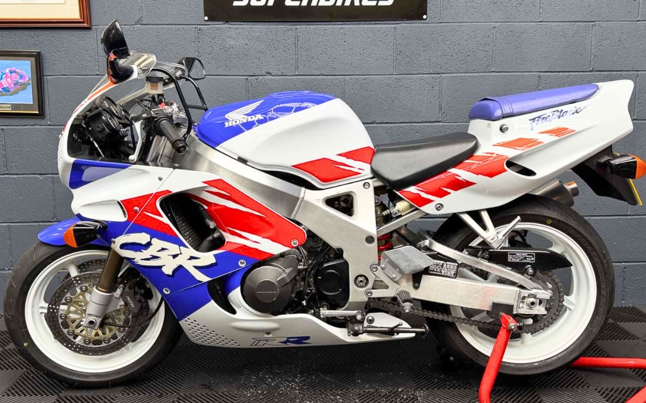 James May possède toutes les voitures qu'il veut, et pourtant il ne se sépare pas de cette moto