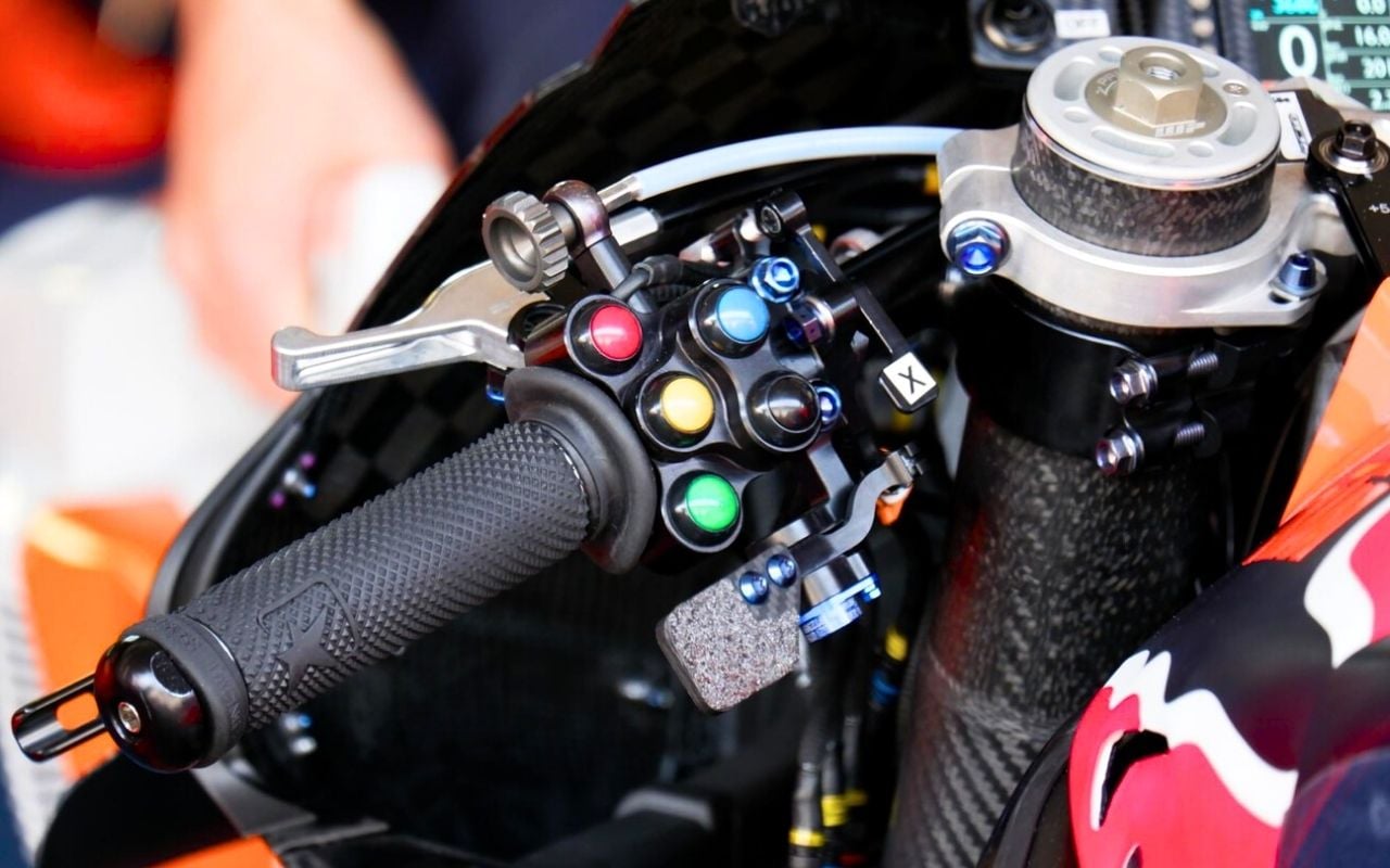 Le MotoGP interdit en 2027 le dispositif qui plaque les motos au départ