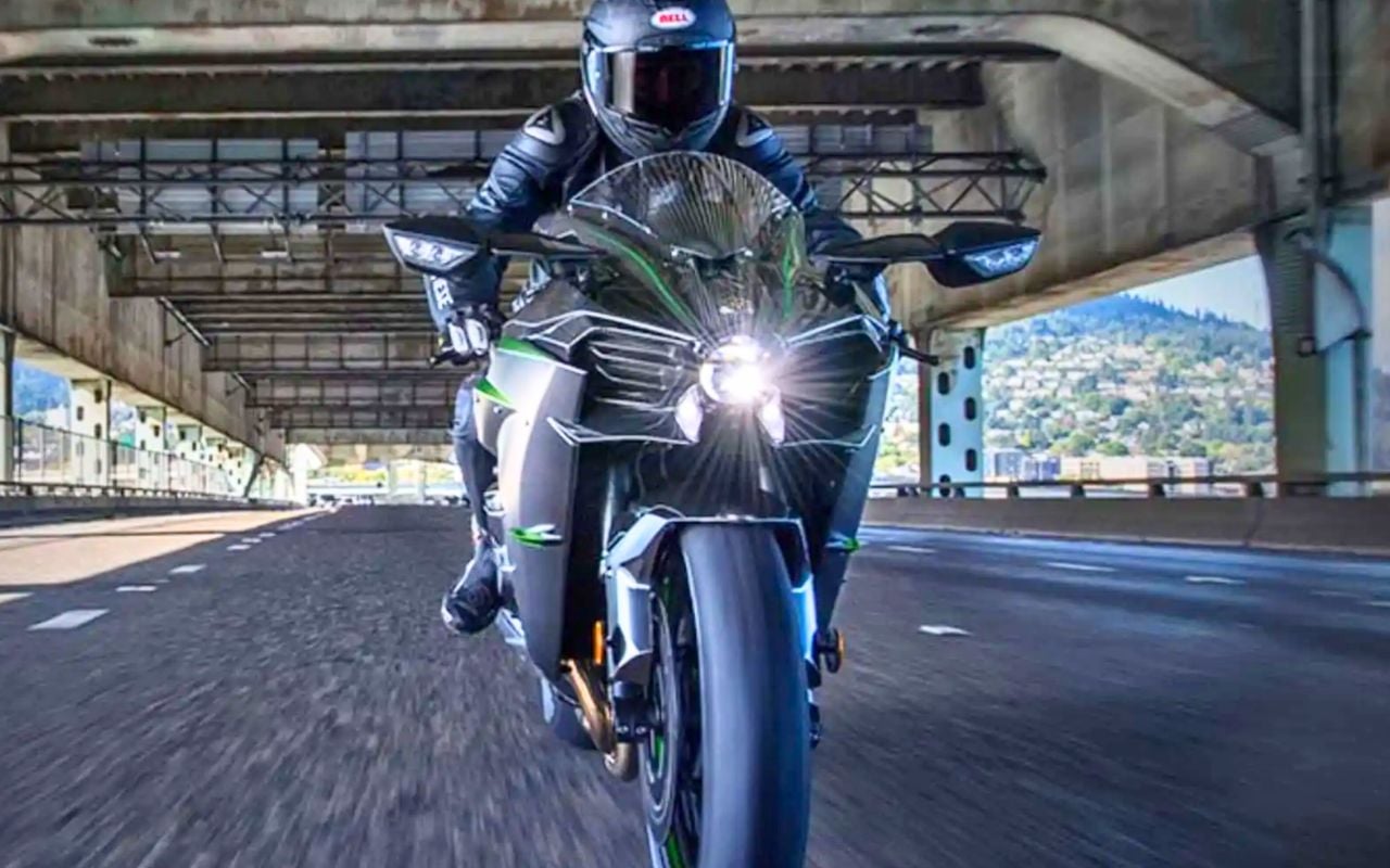 Les voitures limitent déjà leur vitesse automatiquement, les motos pourraient être les prochaines