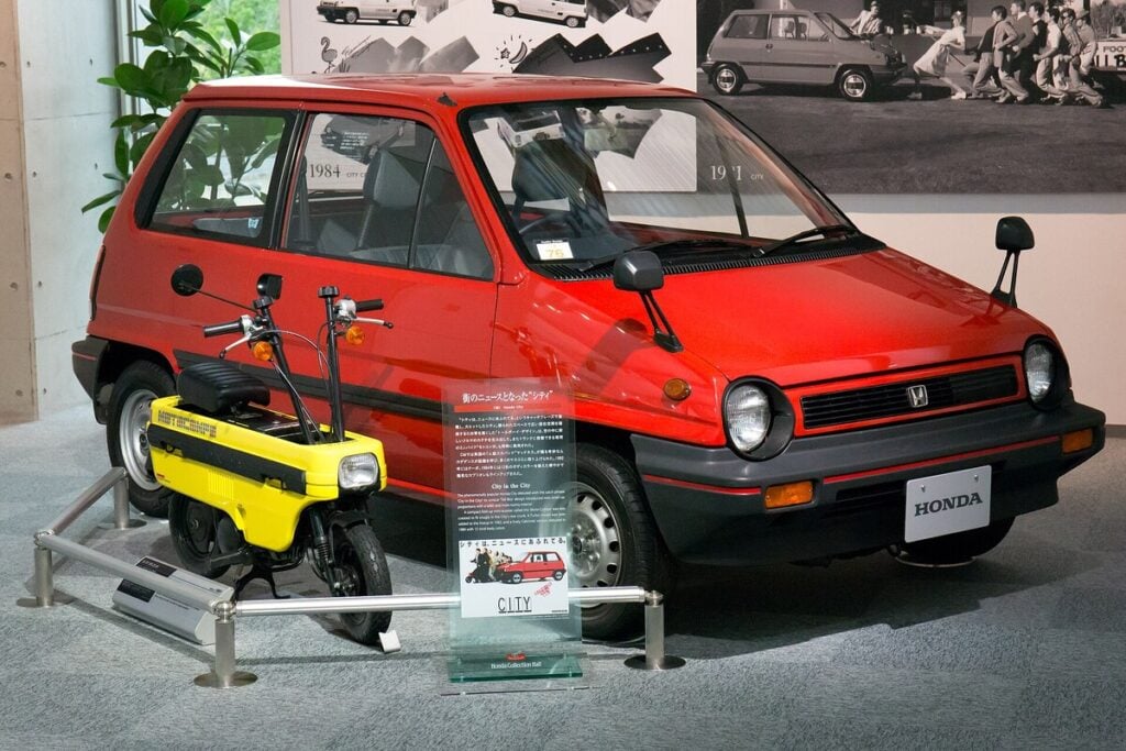 Une Honda City de 1981 et son Motocompo, réunis au musée de la marque : le scooter était vendu comme accessoire d'usine de la voiture, pas comme un modèle indépendant. (Photo : Morio, CC BY-SA 3.0, via Wikimedia Commons)