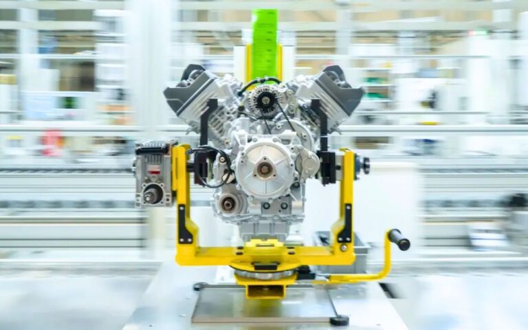 Moto Guzzi a reconstruit son usine sans quitter son village d'origine