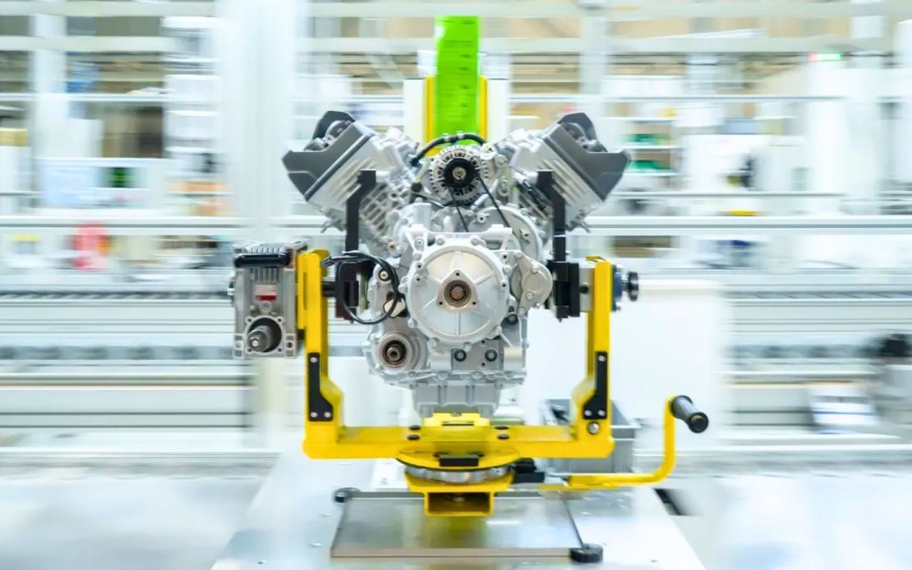 Moto Guzzi a reconstruit son usine sans quitter son village d'origine