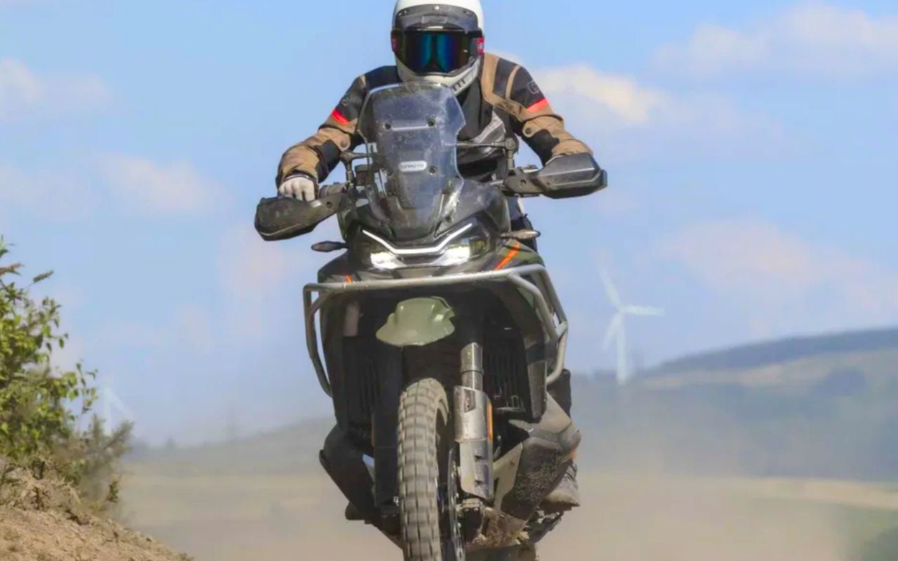 Par forte chaleur à moto, le geste qui soulage sur le moment est celui qui épuise le plus vite