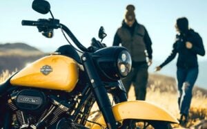 Pendant que les autres empilent les écrans, cette Harley refuse tout, et ça divise les motards
