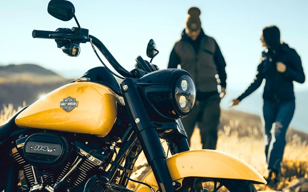 Pendant que les autres empilent les écrans, cette Harley refuse tout, et ça divise les motards