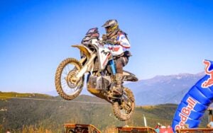 Personne n’attendait une moto chinoise dans l’une des courses les plus dures du monde, elle a tout raflé