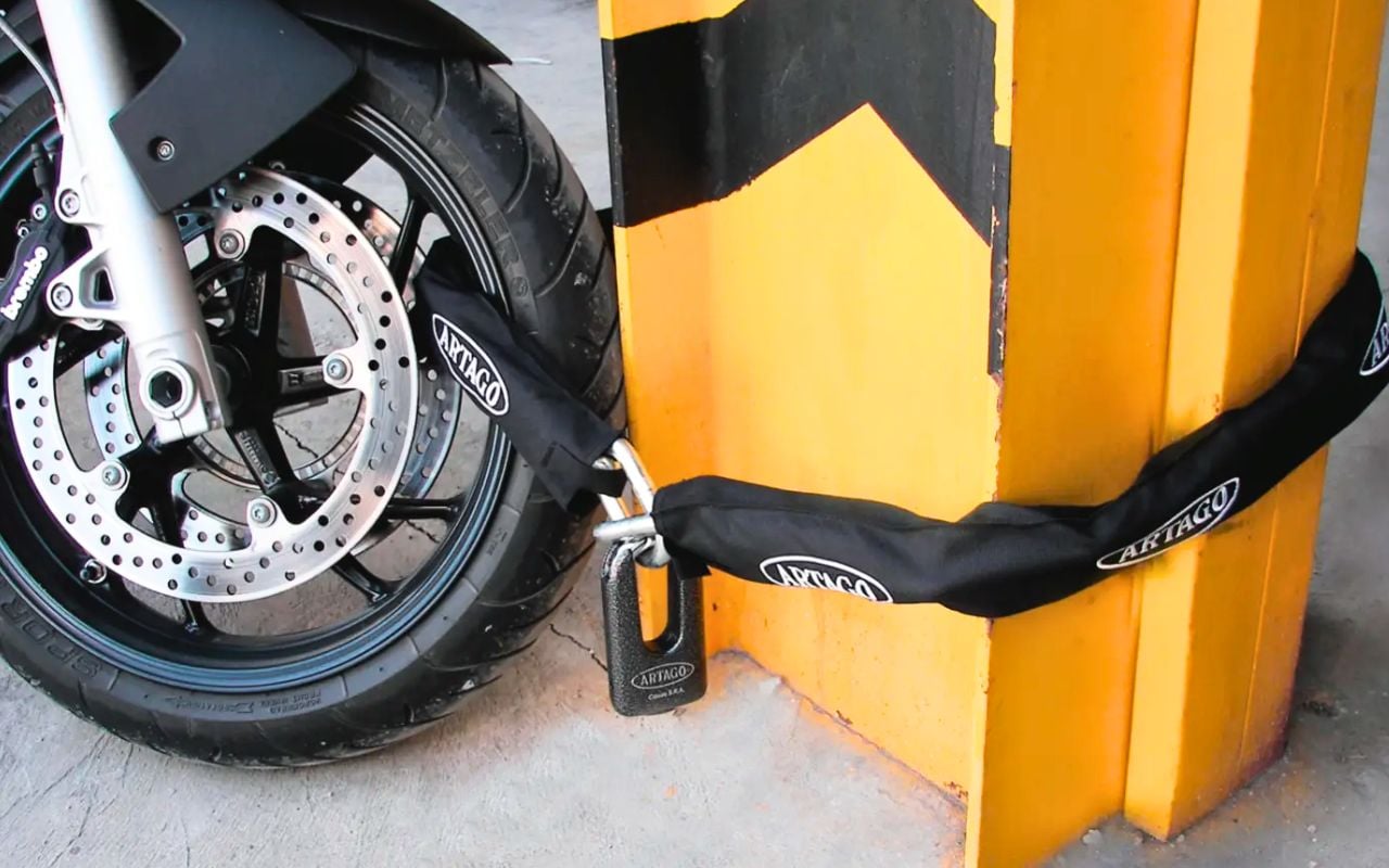 Poser la chaîne de sa moto au sol facilite le travail du voleur