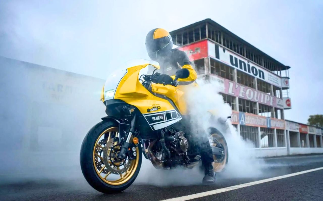 Yamaha ressuscite l'esprit des sportives Grand Prix des années 80 avec sa XSR900 GP