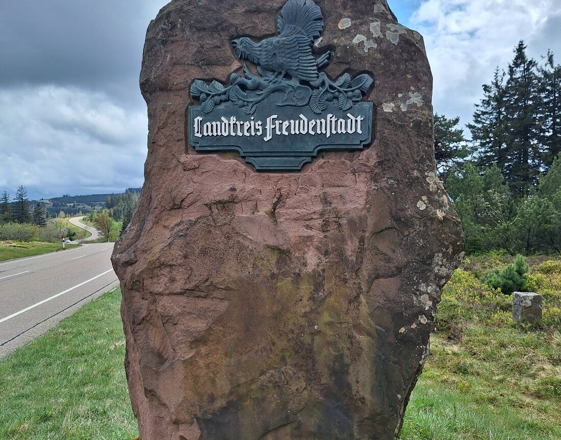 Borne de grès rouge marquant la limite de l’arrondissement de Freudenstadt au bord de la route