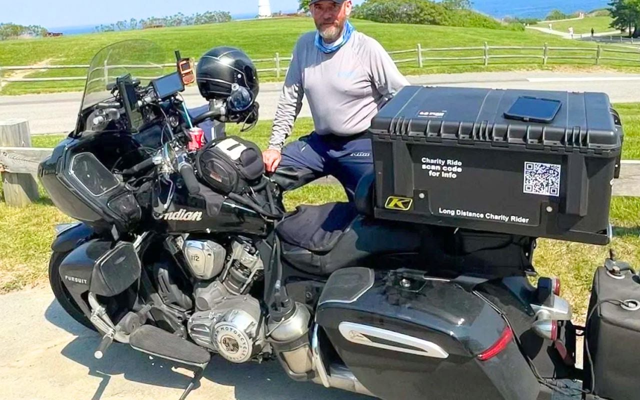 Ce motard a parcouru 900 kilomètres par jour en un an sur la même moto