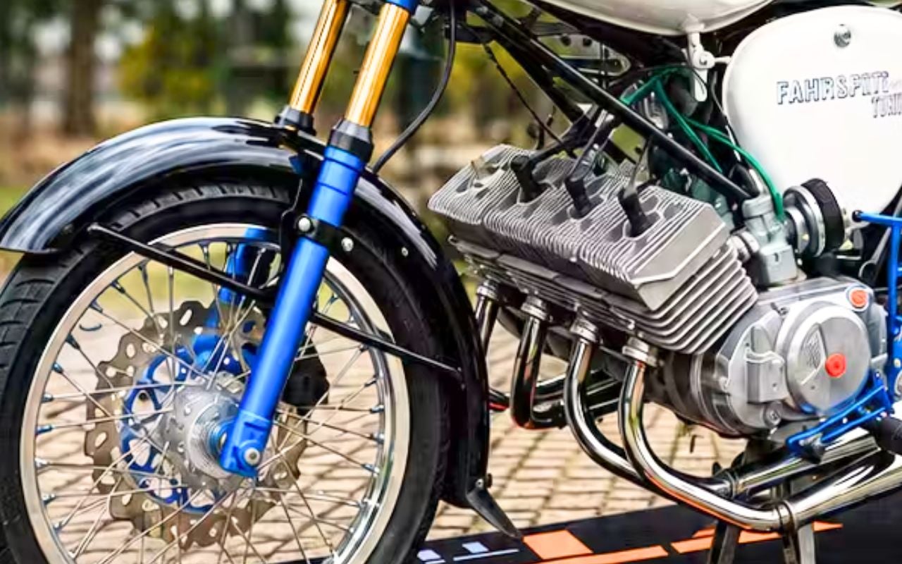 Cet artisan a logé quatre cylindres deux-temps dans une moto, et elle est homologuée