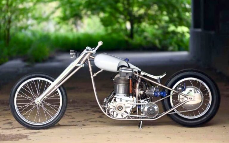 Cette culasse équipait des chars Sherman, elle propulse aujourd'hui une moto artisanale