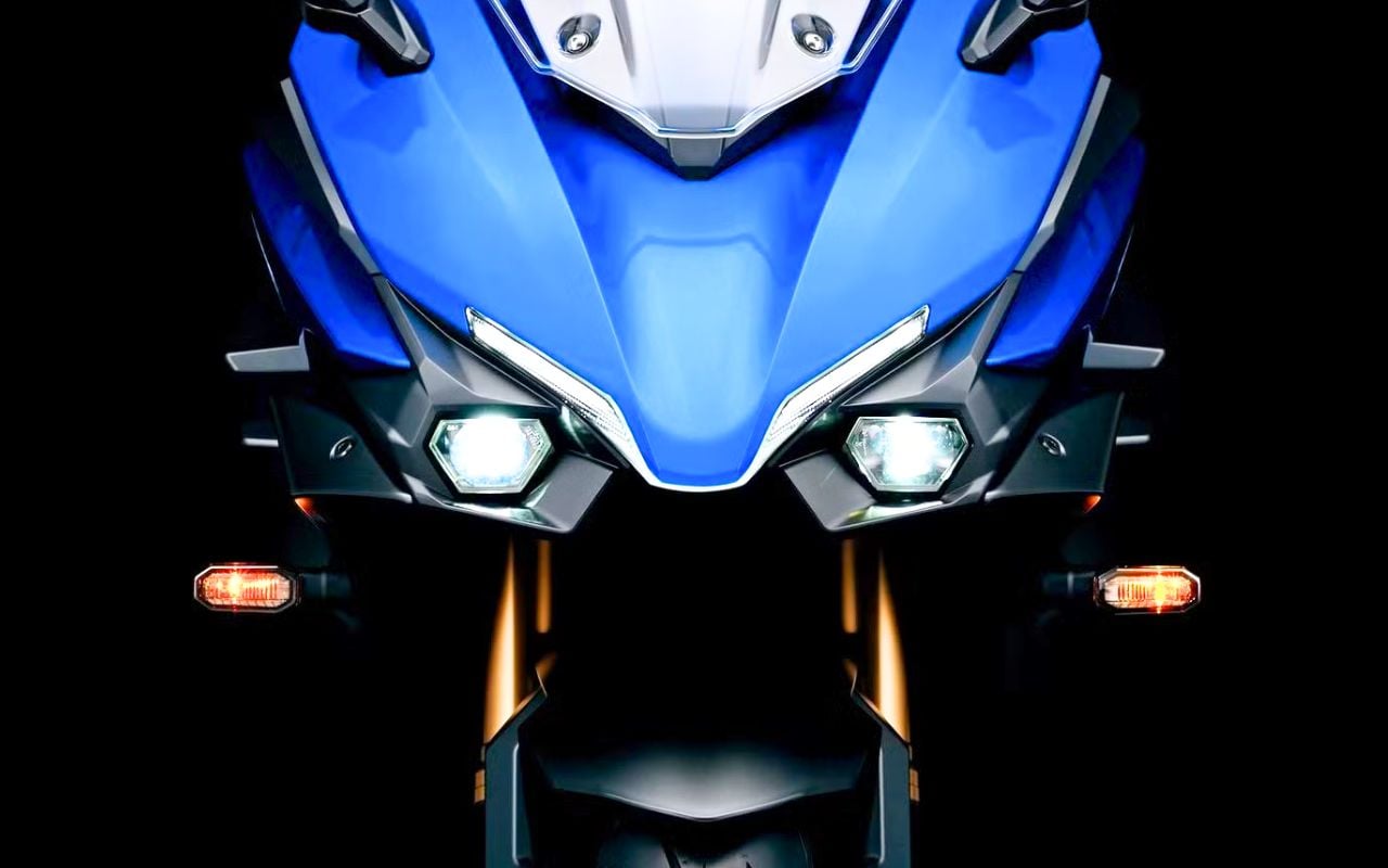 Face avant d’une Suzuki GSX-S1000GT bleue, double optique à LED et fourche dorée