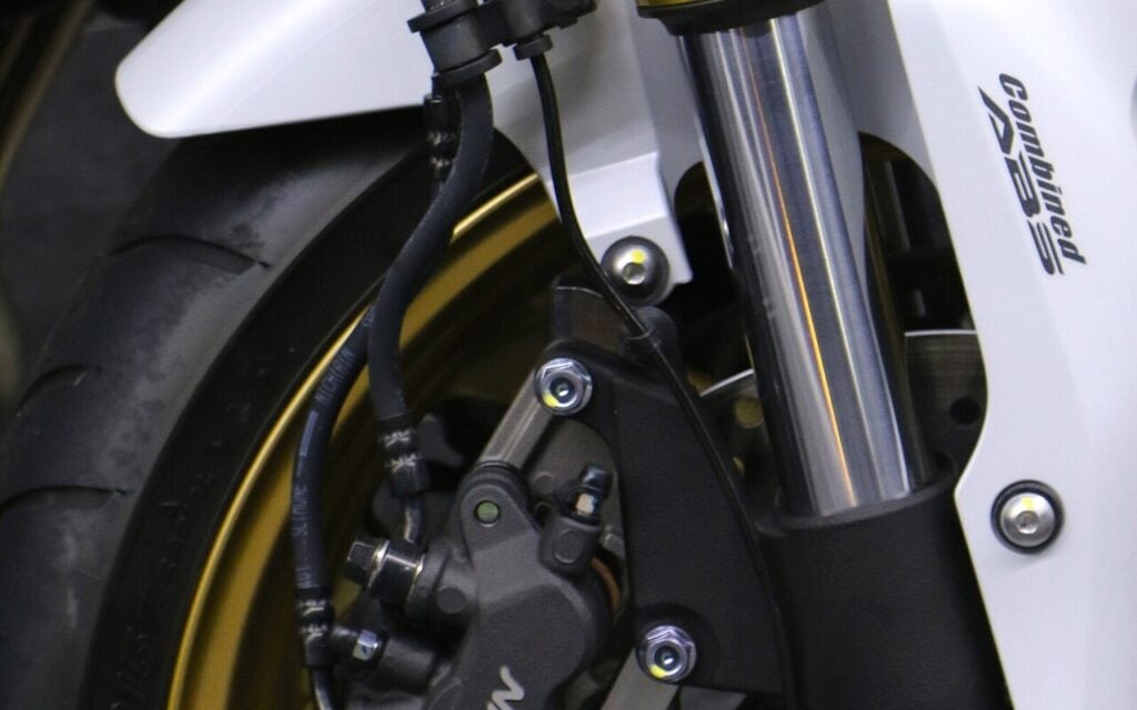 Sur une moto, un flexible de frein peut lâcher alors qu&rsquo;il paraît encore neuf