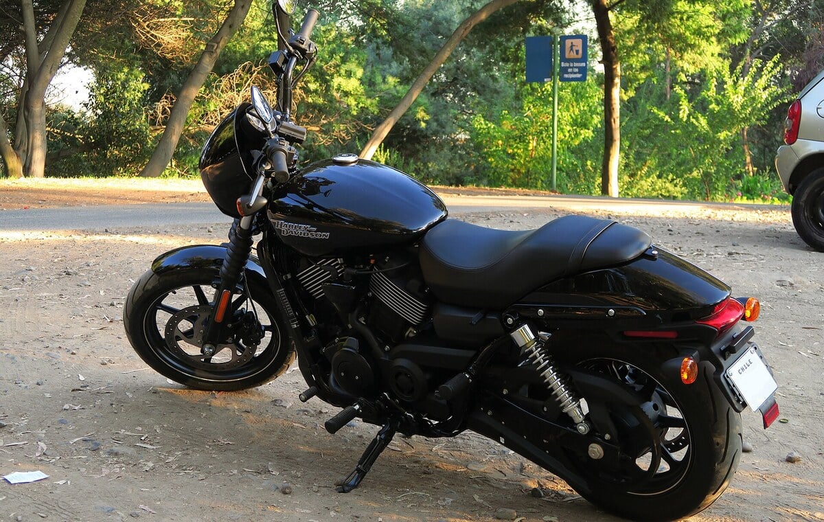 Harley-Davidson Street 750 noire vue de profil, garée sur un chemin de terre