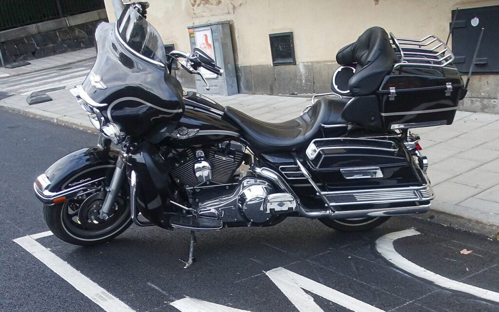 Une moto sur le trottoir coûte 35 euros, jusqu&rsquo;à ce que la fourrière passe