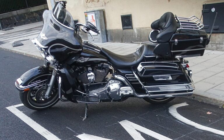 Une moto sur le trottoir coûte 35 euros, jusqu’à ce que la fourrière passe
