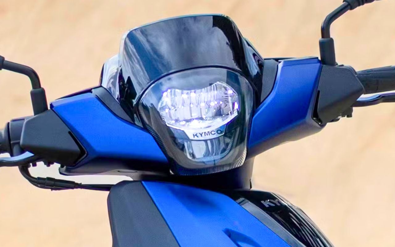 Kymco cache le réservoir sous les pieds pour loger deux casques sous la selle