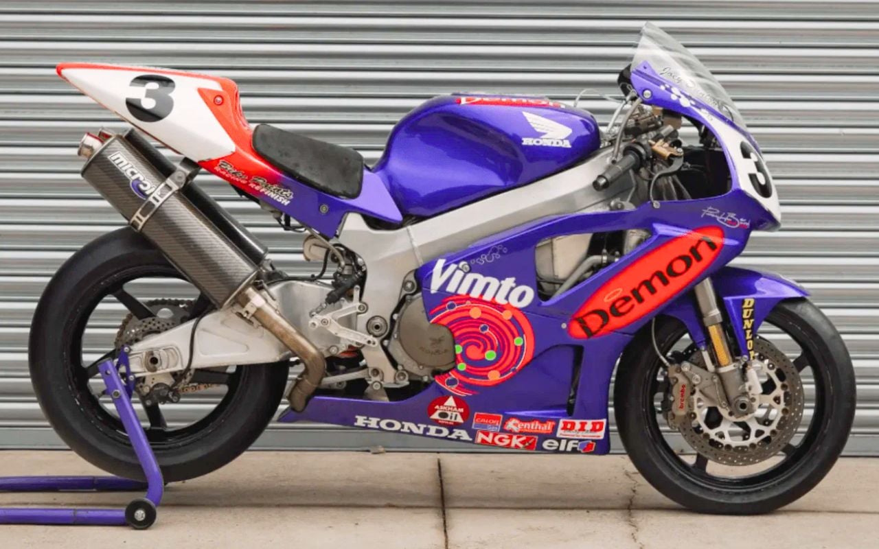 Honda SP-1 de course en livrée Vimto violette et rouge, numéro 3, vue de profil