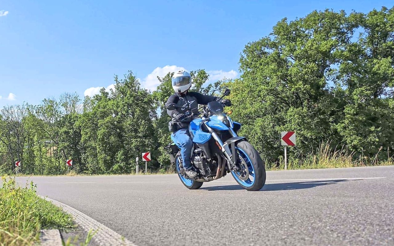 Les motards font confiance à cette étiquette, un test à 80 km/h la contredit