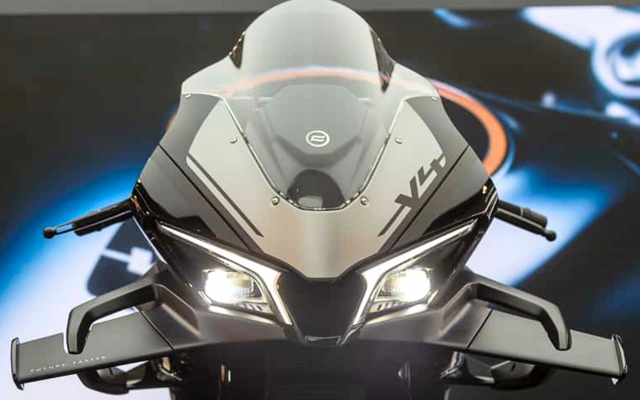 CFMoto V4 SR-RR vue de face sur un stand de salon, ailerons déployés et optiques allumées
