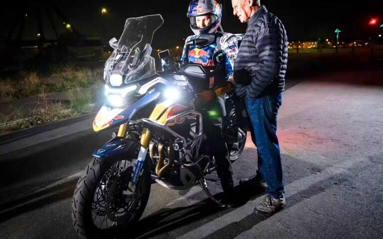 Triumph refuse de parler de sa moto 2027, elle roule pourtant depuis trois jours