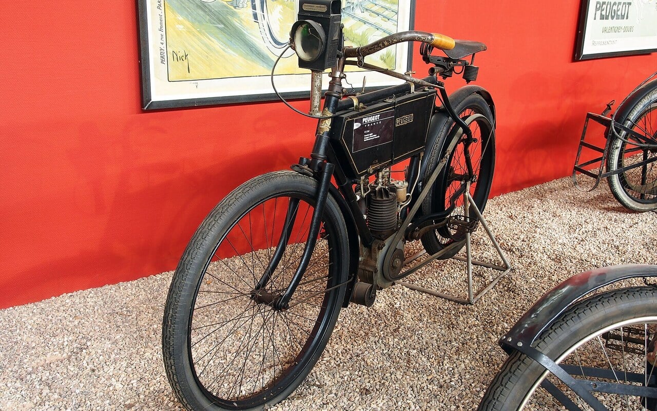 Peugeot a bien montré une moto en 1898, elle n'a jamais été produite